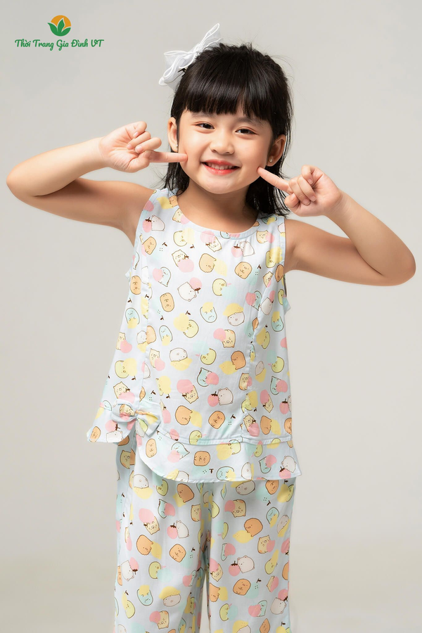 B65.2104.Bộ lanh bé gái quần lửng áo sát nách nơ gấu